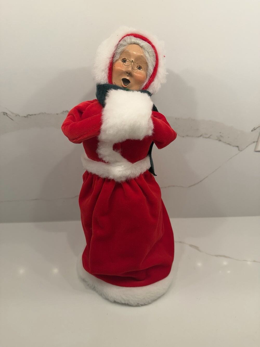 Byers’ Choice ‘99 Mrs Claus Caroler Red Hood Green Scarf Christmas Figure Signed